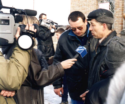 Александр Соловых (с права) и Андрей Жеглов (в центре) дают интервью.   фото Толиk