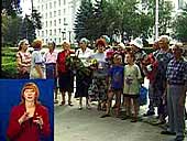 Прорвавшиеся жители Азова перед администрацией. фото - Дон ТР