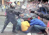 Полиция разгоняет демонстрантов в Сиэтле...