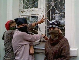 Хранители блокируют окно администрации Воткинского района