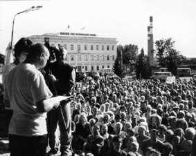 митинг на главной пложади Воткинска, 26 июля 2001 г. фото Туули Хакулинен